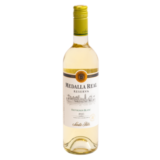 A bottle of Santa Rita Medalla Real Reserva Sauvignon Blanc 2025 white wine, featuring a white label with gold and dark blue accents and a gold foil cap, set against a plain white background.